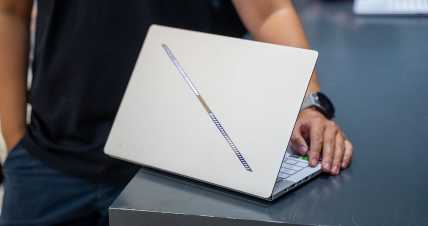 Laptop Mỏng Nhẹ 2026